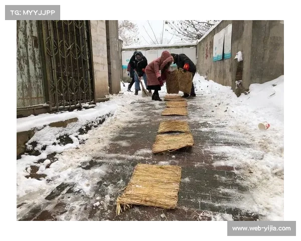 Hello 100三亚站赛道突发降雨，志愿者紧急铺设防滑垫保障选手安全