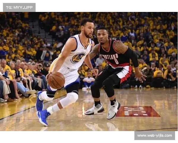 三分球大赛预热，库里与利拉德场边互动